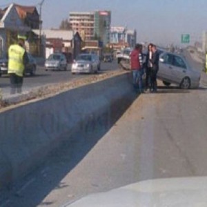 Aksident masiv në autostradën Tiranë-Durrës, përplasen 5 makina