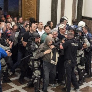 Deputetët dhe gazetarët evakuohen nga Parlamenti!