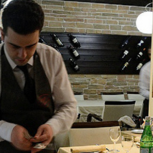 Anketa:Më mirë kamarier në Itali sesa profesor në Maqedoni