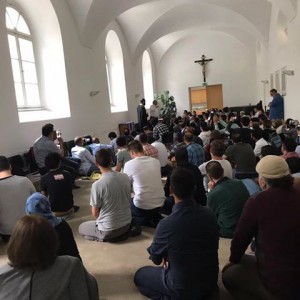 Foto Lajm:Myslimanët e falin xhuman në një kishë në Mynih!