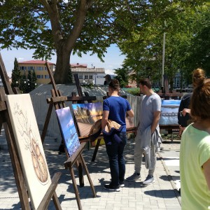 Foto Galeri:Faton Murati dhe Enkel Dika në qendër të Strugës ekspozuan punimet artistike!