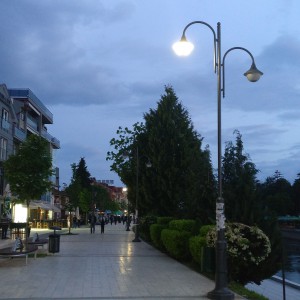 Foto Lajm:Ndriçimi publikë në bulevardin e Strugës, një po një jo!