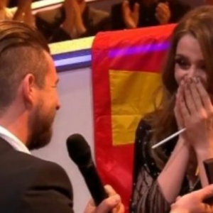 Këngëtares nga Maqedonia i propozohet ‘live’ për martesë në Eurovision (VIDEO)