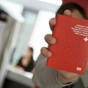 Pasaportën zvicerane vetëm pasi t’i kthesh ndihmat sociale!