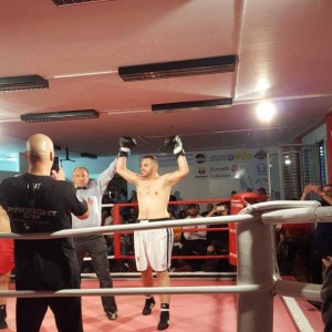 Strugani,Dielli Alushi e “shpartallon” boksierin serb në Zvicër!