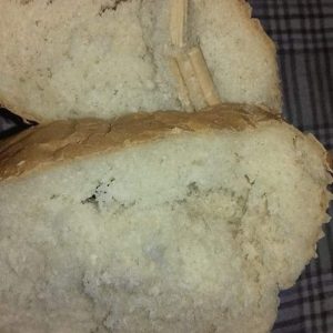 Foto Lajm:”Dru” gjeti në bukë një strugan!