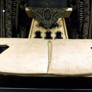Në Stamboll ekspozohet manteli 1500-vjeçar i Profetit Muhamed