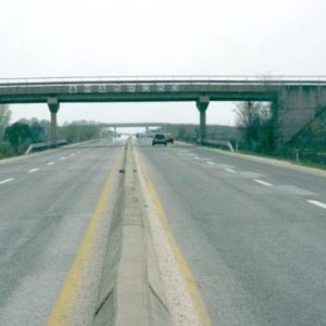 Humbë kontrollin dhe përplaset me murin në Autostradën Tetovë-Gostivar, lëndohet rëndë 51 vjeçari