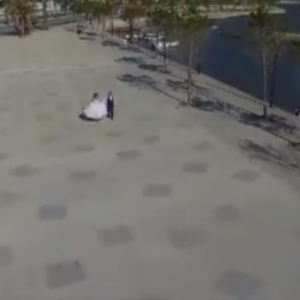 Çudira shqiptare!Filmonte nusen dhe dhëndrin,kameramani përfundon në pusetë (VIDEO)