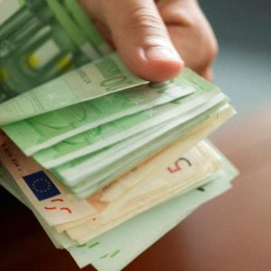 Ministri nga Kosova shpenzon 8 000 euro për t’i blerë dhuratë dashnores