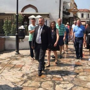 Sir Alex shëtitet në Çarshinë e vjetër të Shkupit (FOTO)