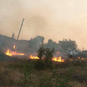 Zjarri rrezikon fshatin Zagraçan të Strugës