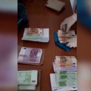 Familja shqiptare gjen 115 mijë euro dhe i dorëzon në polici (VIDEO)