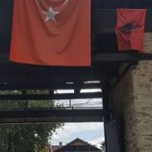 Në teqen e Tetovës  flamuri turk 20 herë më të madh se ai shqiptar