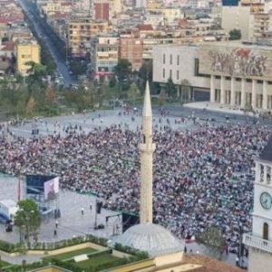 “Mbulohet” për bajram Skënderbeu në Tiranë