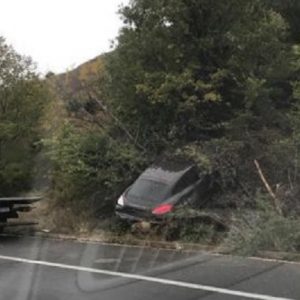 Aksident në autostradën Shkup-Tetovë, vetura “fluturon” në drunj (FOTO)