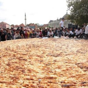 Bosnjë e Hercegovinë, përgatitet byreku më i madh në botë (FOTO)