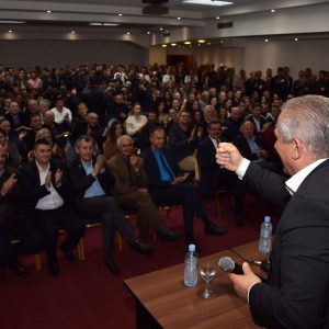 STRUGËS NUK I DUHET NJERI PËR PRES-KONFERENCA DHE PËR FILOZOFI