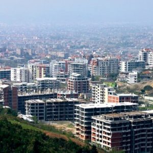 Shqiptarët i bënë paratë “beton e tulla”