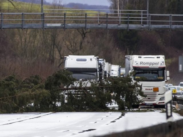 Zvicër: Stuhia rrëzon një kamion dhe një vagon treni, bllokime rrugësh dhe hekurudhash