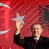 “ERDOGAN MË NUK BËN NËNA”, SHQIPTARËT ME KËNGË PËR PRESIDENTIN TURK