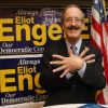 Eliot Engel rikthehet në Kongres, feston me simbolin e shqiponjës