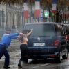 Një grua proteston e zhveshur në Paris para eskortës së Trump (FOTO+18)