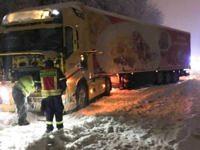 Borë e madhe në Gjermani, bllokohen rrugët (FOTO)