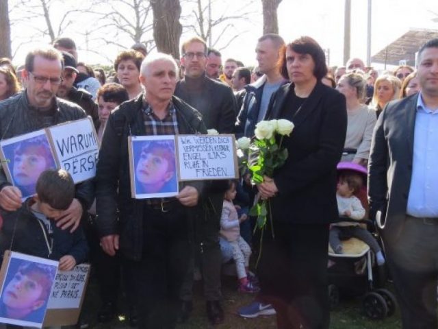 Ç’përlotje! Mijëra zviceranë i bashkohen marshimit në nderim të vogëlushit shqiptar