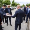 Ramush Haradinaj iu shpërndarë ëmbëlsira policëve për Bajram