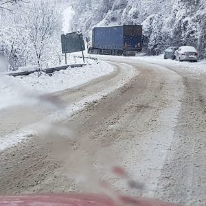 Hiqet ndalesa për kamionët në aksin Strugë-Qafë Thanë
