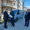 Ramiz Merko pas takimit me Myftiun e Strugës, i dhuron një makinë funeralesh këtij institucioni