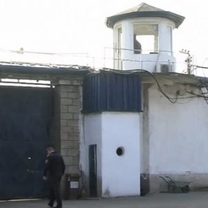 I burgosuri sulmon një polic në Idrizovë