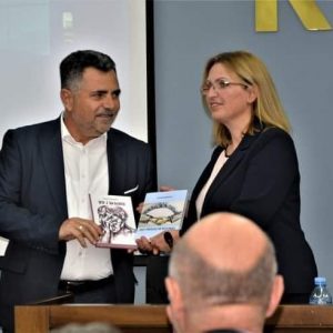 Struganit Xhemi Hajredini i ndahet çmim “Pena Alpine”në Shkodër