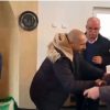 Ramush Haradinaj publikon momentin kur familja Shala nga Rahoveci e fal gjakun e babait (Video)