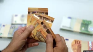 Nga sot Euro, valuta e vetme për transaksione në Kosovë