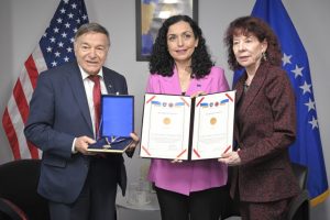 Kosova dekoron me Urdhrin e Lirisë, ish-kongresistin, Joe DioGuardi dhe aktivisten Shirley Cloyes DioGuardi