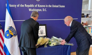 Shqiptarët nderojnë Afrim Bunjakun në Uashington, i pranishëm edhe William Walker e kreu i ushtrisë shqiptare