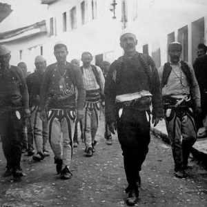 Foto Historike:Mbërritja e Isa Boletinit në Vlorë