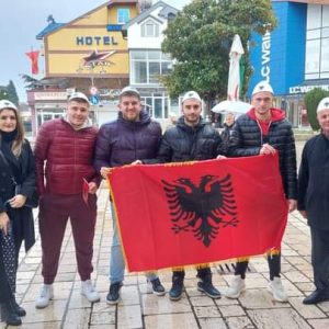 Rinia e Aleancës në Strugë dhuroi plis dhe flamur për festën e 28 nëntorit