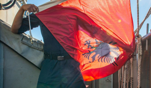 Nxënësi përfundon në polici, shpalosi flamurin shqiptar në oborrin e shkollës në Maqedoni