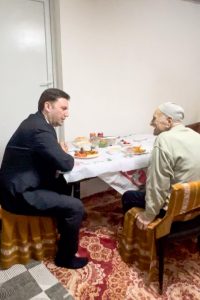 Ministri Osmani sonte bëri iftar me fqiun e tij 105 vjeç