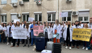 “Ne nuk duam të ikim, ju po na dëboni”, specializantët privatë protestojnë para MSH-së