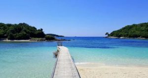 “Mirror”: Turistët dynden në Shqipëri – destinacionin me ujëra të pastër kristal dhe resorte mahnitëse