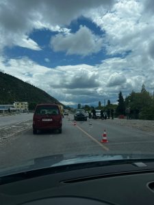 Aksident trafiku në rrugën Strugë-Ohër perplasen dy makina