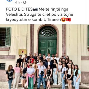 Taulant Balla ministri shqiptar i policisë ndan foton me nxënësit e Veleshtës