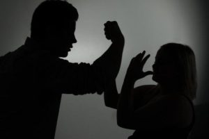 Vjehrra e denoncon dhëndrin për dhunë ndaj vajzës së saj