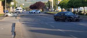 Makina ndahet në dysh, aksident i tmerrshëm trafiku në Shkup