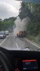 I bie zjarri furgonit në afërsi të Strazhës-Ndërhyn zjarrfikësja (Foto)