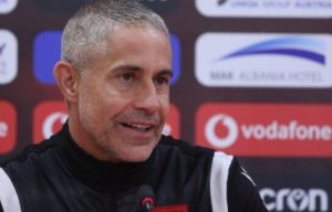 Trajneri i Shqipërisë i zhgënjyer nga humbja, por thotë se Kombëtarja ende ka për të bërë